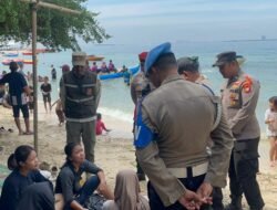 Patroli Jalan Kaki Pospam Ops Ketupat Jaya 2026, Polisi Sapa Wisatawan dan Imbau Keselamatan di Pantai, Hubungi 110 Saat Darurat