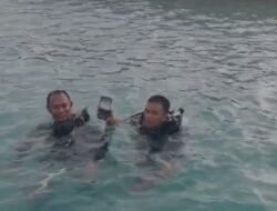 Aksi Sigap Polisi Selamatkan HP Wisatawan yang Jatuh ke Laut di Dermaga Pulau Pari