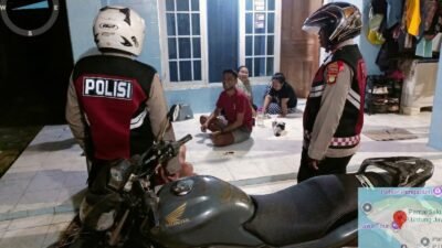 Patroli Malam Siskamling, Polsek Kepulauan Seribu Selatan Perkuat Keamanan dan Sosialisasikan Layanan 110