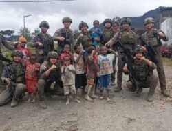 *Patroli Satgas Ops Damai Cartenz di Intan Jaya: Interaksi dengan Warga dan Anak-anak di Sugapa*
