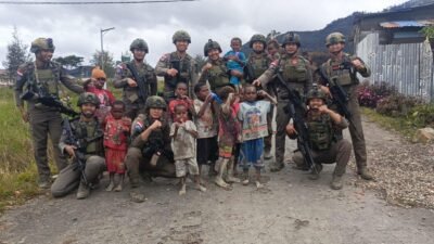 *Patroli Satgas Ops Damai Cartenz di Intan Jaya: Interaksi dengan Warga dan Anak-anak di Sugapa*