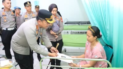 Kapolres Metro Bekasi Kota Jenguk 17 Korban Kebakaran Cimuning, Salurkan Tali Asih dan Dukungan Moril*